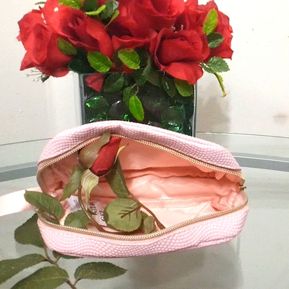 🎁 FREE GIFT INCLUDED 🎁 NWOT MAC Make Up Cosmetics Case - Picture 4 of 6